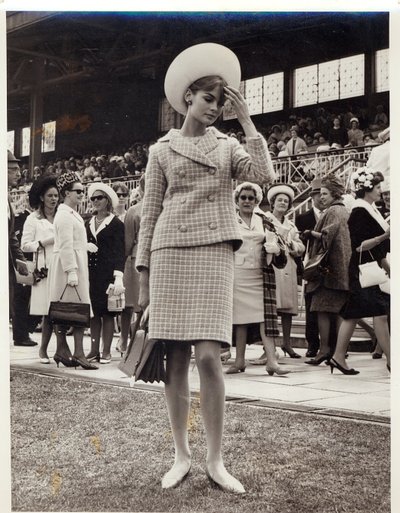 Jean Shrimpton (geb. 1942) bij de Melbourne Cup in 1965 door Australian Photographer